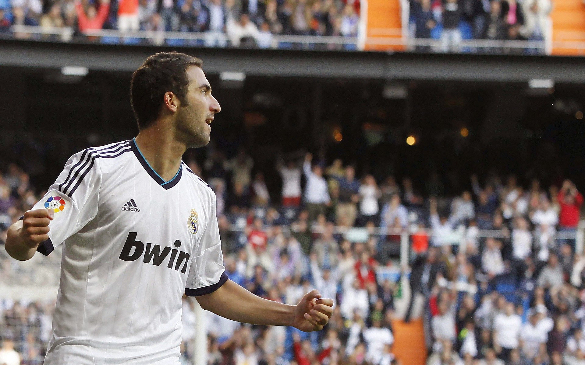 墨西哥队后卫吉梅内斯在巴黎奥运会上表现出色,吉格斯 梅西